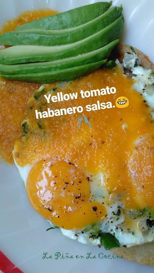 Huevos Rancheros Con Salsa de Tomate Amarillo