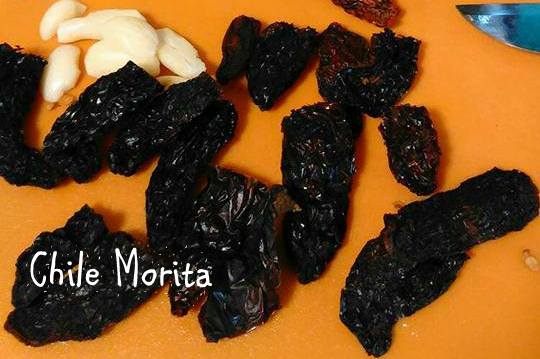 chile morita dried chiles and cloves of garlic