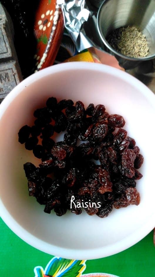 Raisins in a bowl 