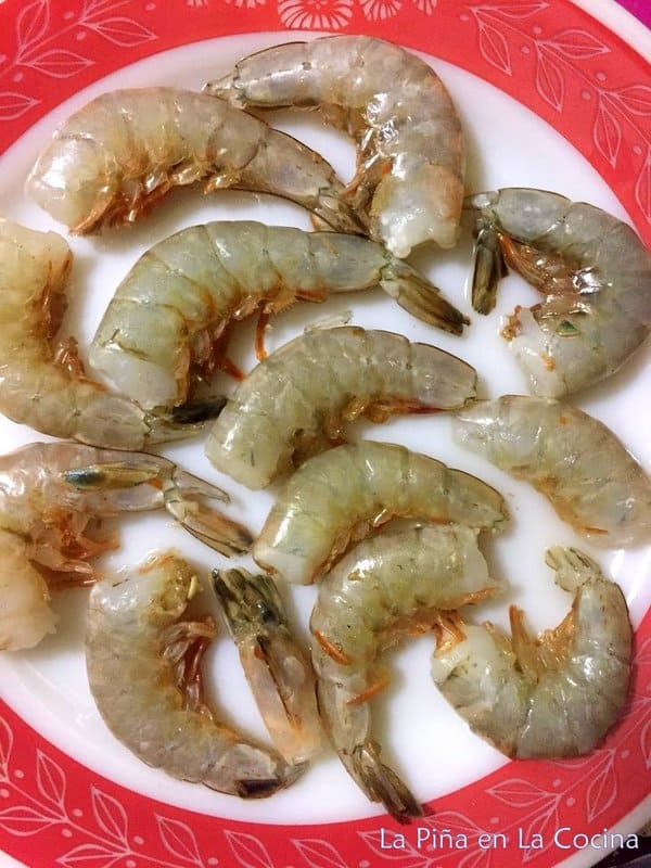 Uncooked ex-large shrimp waiting to be cleaned