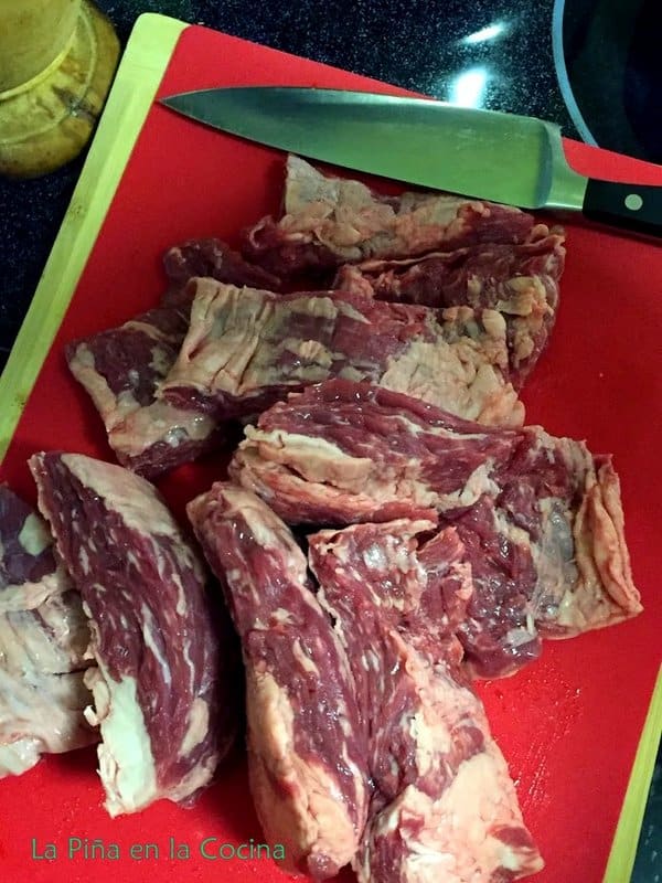 Sliced skirt steak on cutting board