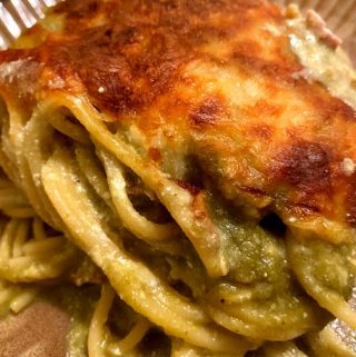 Espaguetis Verdes served on a plate