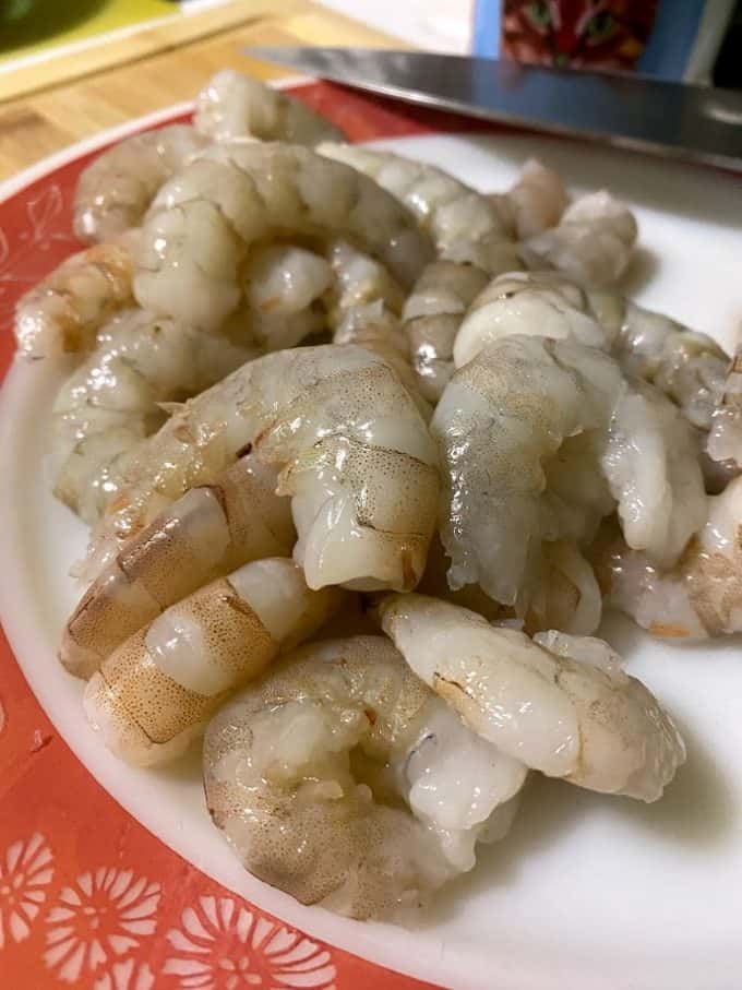 uncooked clean shrimp on a plate