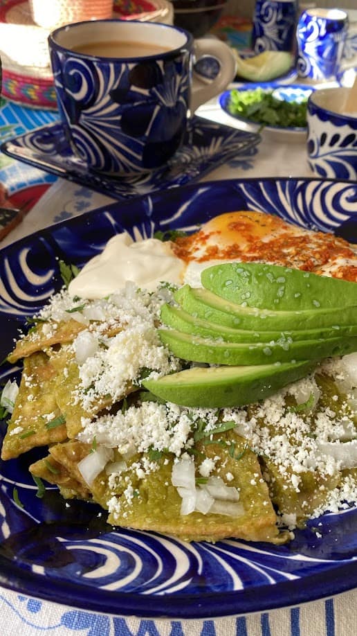 chilaquiles verdes plated, close up