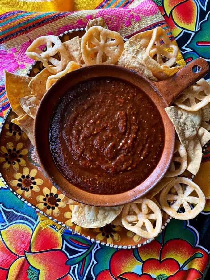 salsa ranchera in large bowl