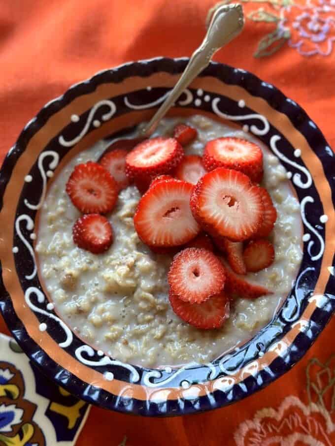 oatmeal with fresh strawberries