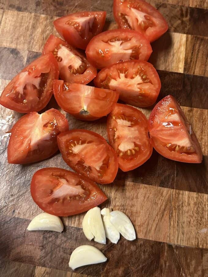 sliced tomatoes and fresh garlic
