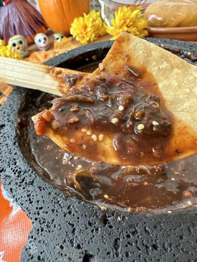 salsa negra in the molcajete
