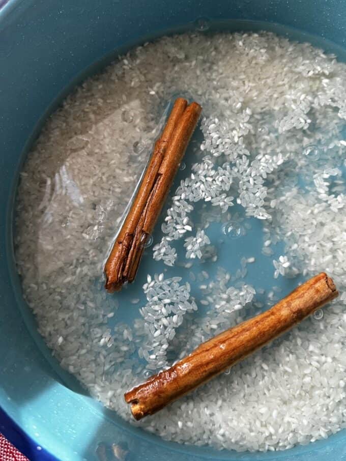 rice with cinnamon sticks covered in water